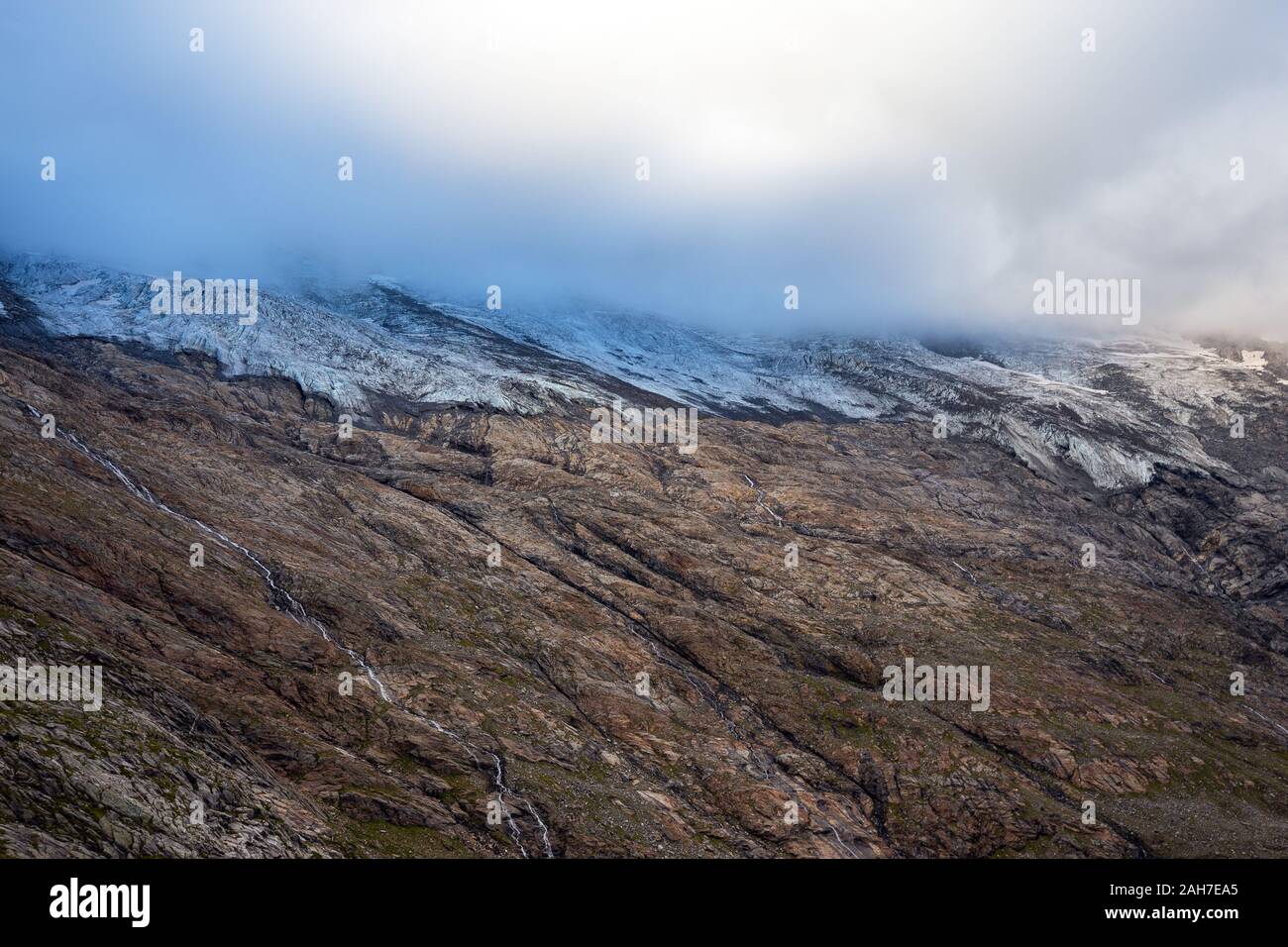 Krimmler Kees glacier. Roches Roches amassées. Le Lever du Soleil, nuages. Krimmler Achen valley. Parc national de Hohe Tauern. Alpes autrichiennes. Aspects glaciologiques. Banque D'Images