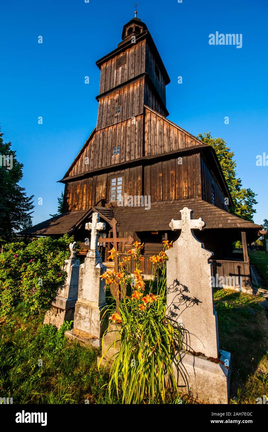 Une vieille église catholique en bois dans la région de Silésie, village Sedliste, République Tchèque Banque D'Images