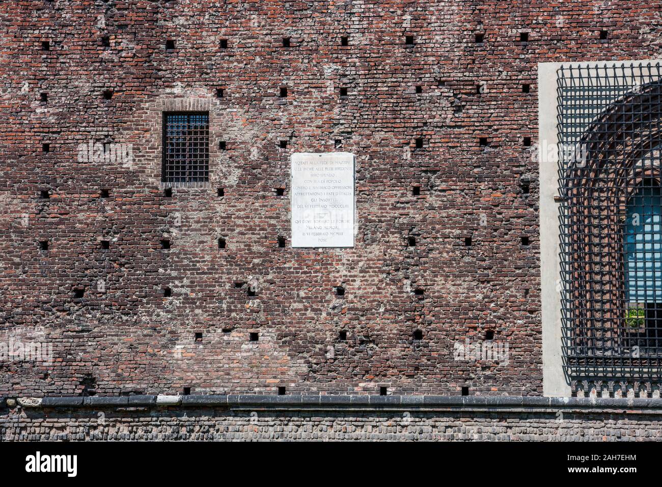 Statue sur le mur de brique du château Sforza (Castello Sforzesco), construit au xve siècle par Francesco Sforza, duc de Milan, sur les ruines d'un 14t Banque D'Images
