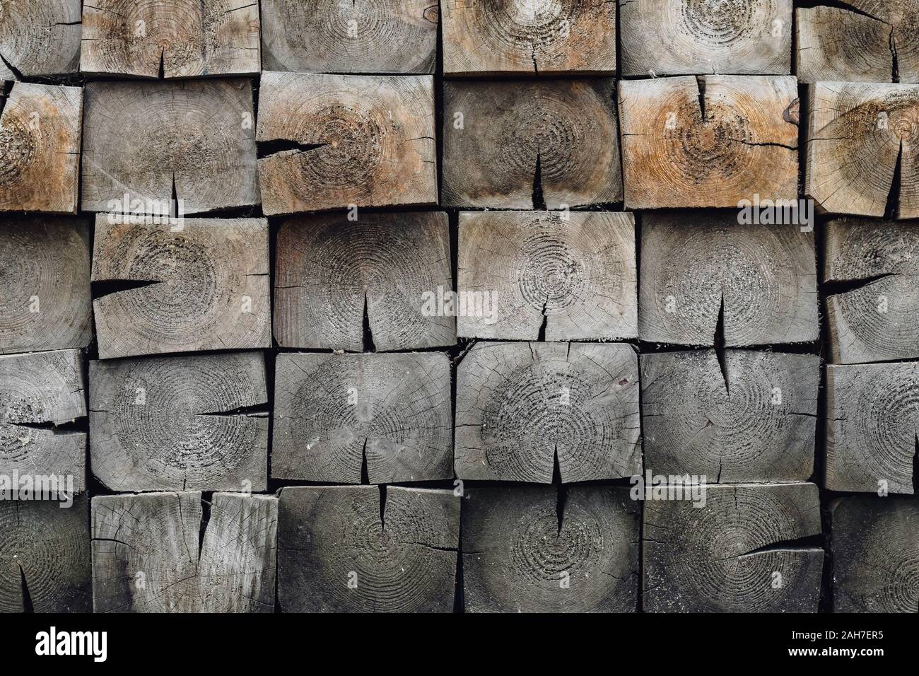 La texture du bois brun de forme carrée. Mur de brique en bois. Mosaïque de bars, la maçonnerie de la tuile Banque D'Images