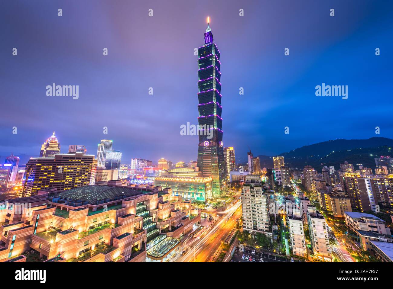 Taipei, Taïwan sur les toits de la ville dans le quartier de Xinyi au crépuscule. Banque D'Images