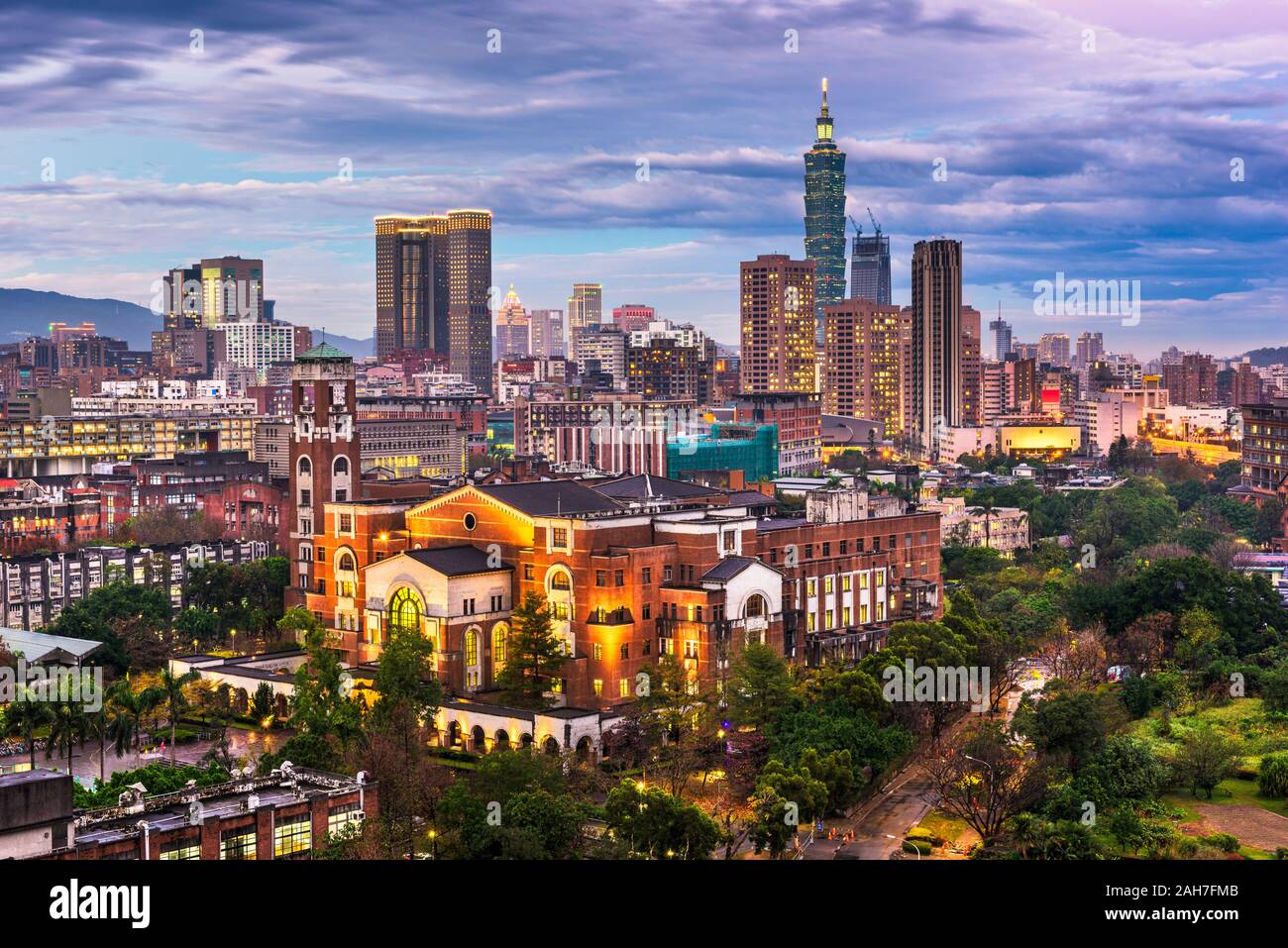 Taipei, Taiwan National Taiwan University plus d'horizon au crépuscule. Banque D'Images