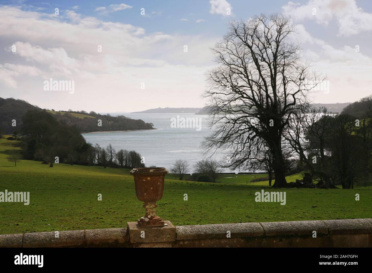 Vue sur Carrick Roads, de Trelissick House, Feock, Cornwall Banque D'Images