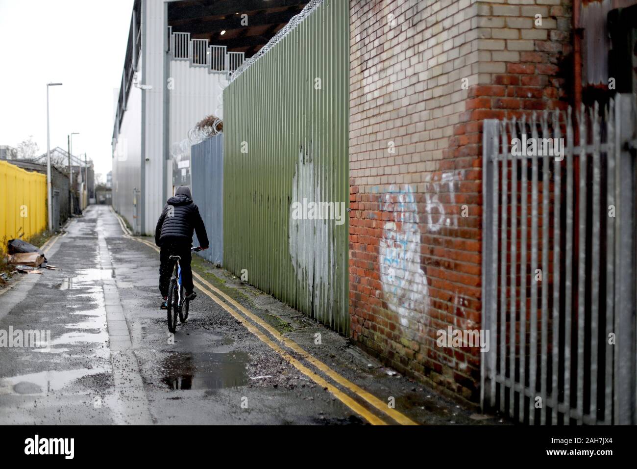 Blackpool, Royaume-Uni. Dec 26, 2019. BLACKPOOL, ANGLETERRE - 26 décembre Vue générale extérieure de Blackpool ventilateur sur un vélo à l'extérieur de Bloomfield Road au cours de la Sky Bet League 1 match entre Blackpool et Accrington Stanley à Bloomfield Road, Blackpool le jeudi 26 décembre 2019. (Crédit : Tim Markland | MI News) photographie peut uniquement être utilisé pour les journaux et/ou magazines fins éditoriales, licence requise pour l'usage commercial Crédit : MI News & Sport /Alamy Live News Banque D'Images