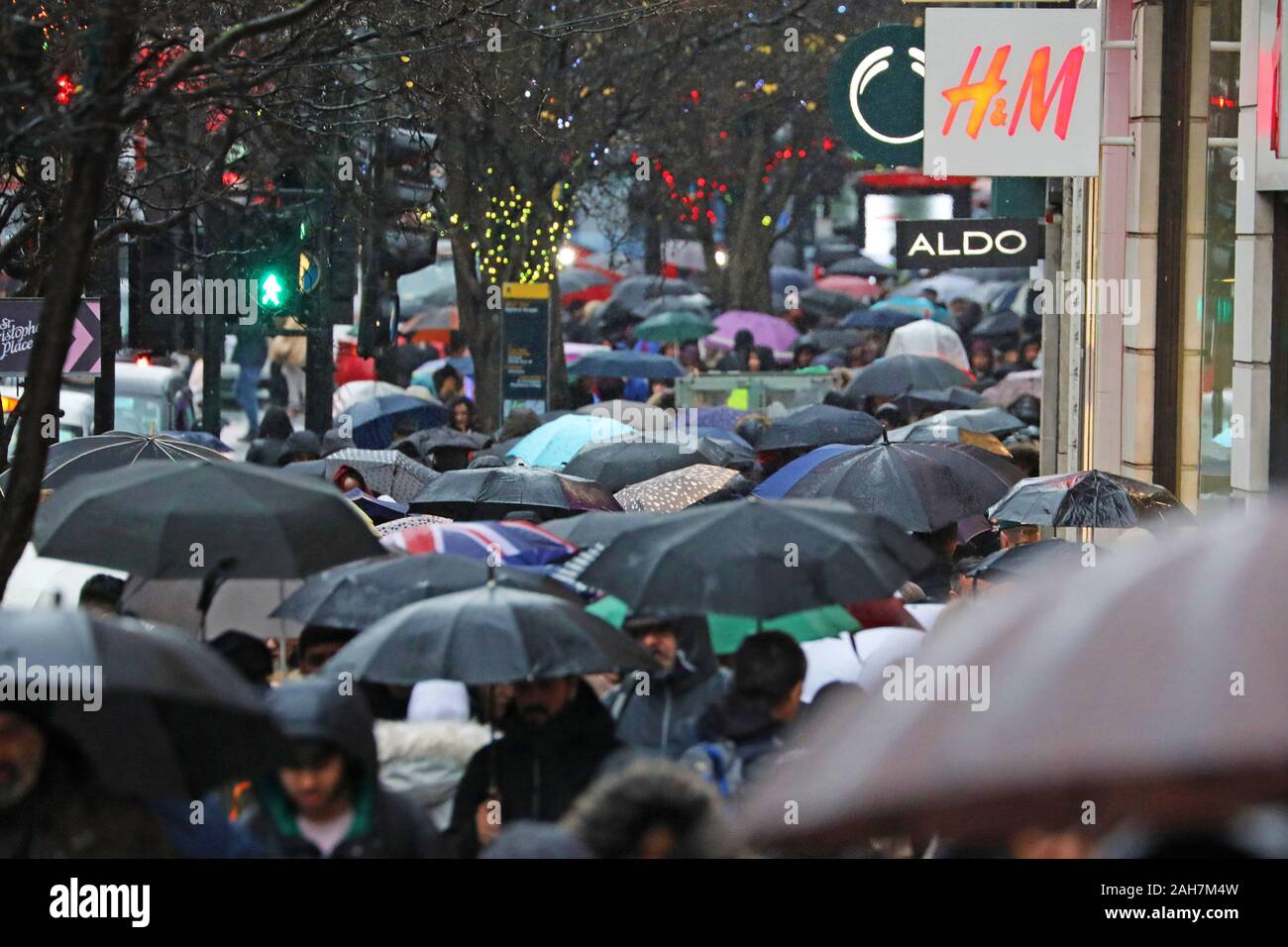 Londres, Royaume-Uni. Dec 26, 2019. Foules braver les pluie pour le Boxing Day sales sous une mer de parapluies, Oxford Street, London Crédit : Paul Brown/Alamy Live News Banque D'Images