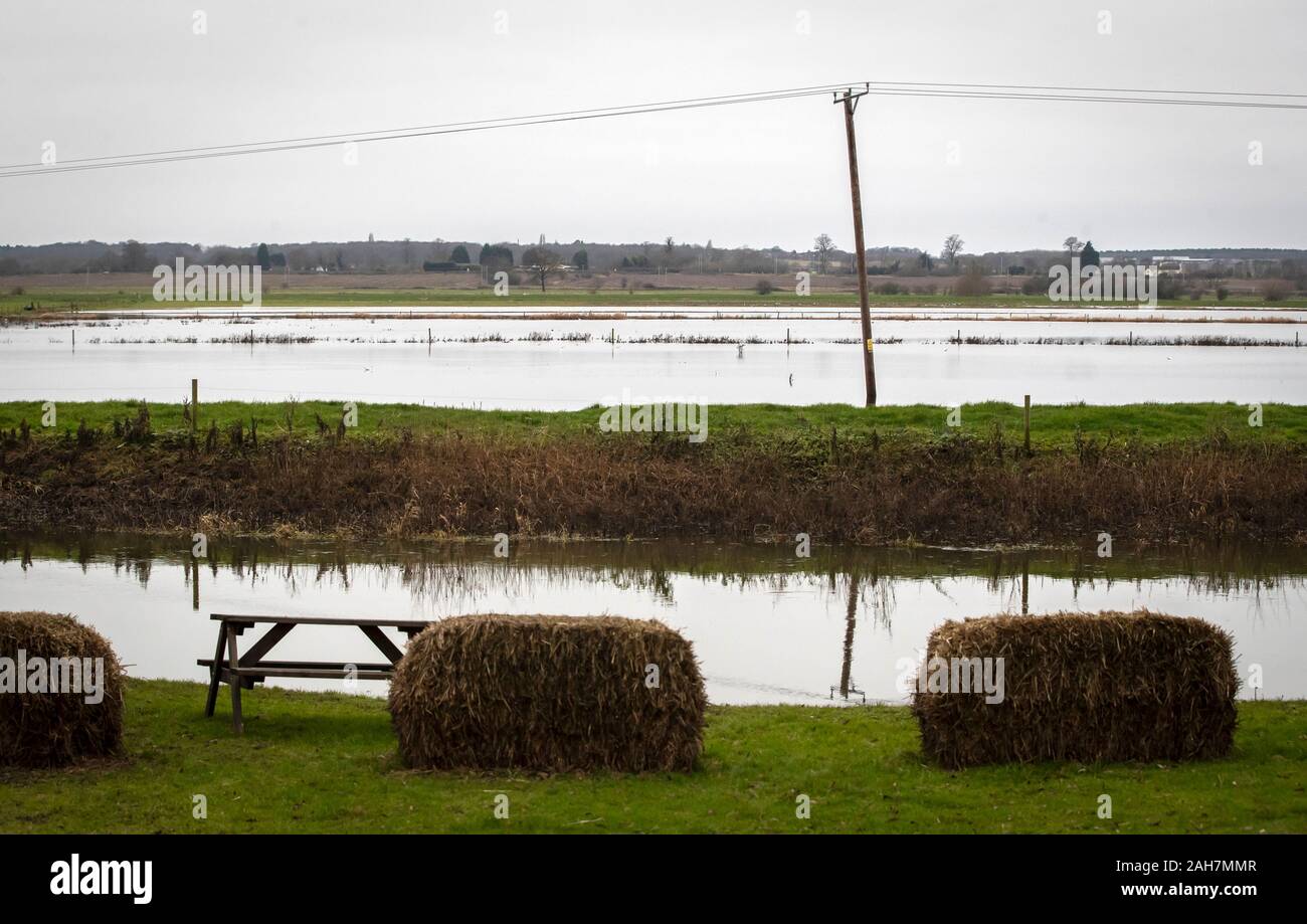 L'eau d'inondation près de Retford dans Yorkshire du Sud que les inondations les avertissements sont émis à travers l'Angleterre. Banque D'Images