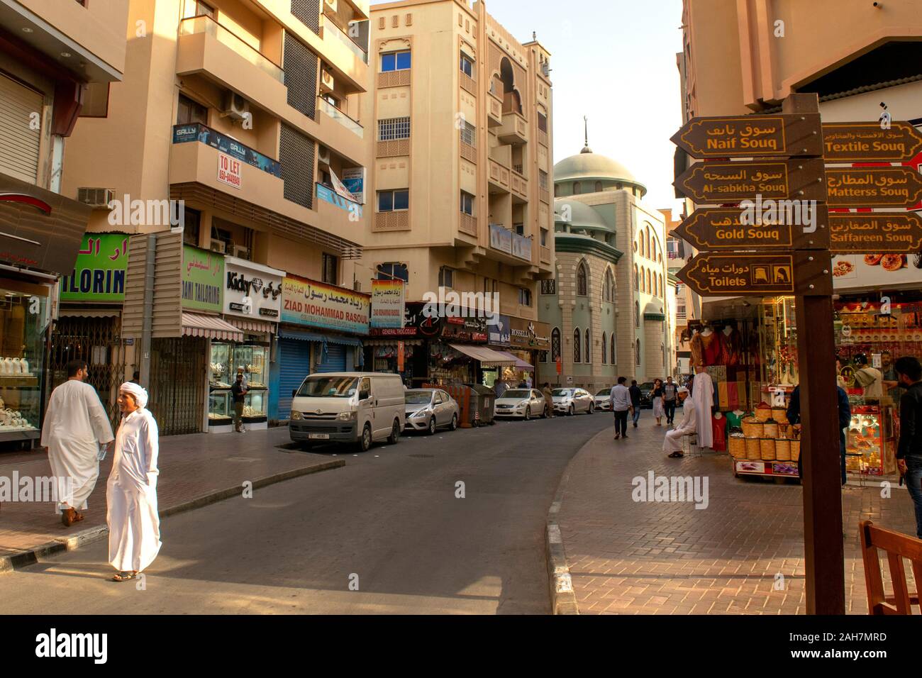 Dubaï - ÉMIRATS ARABES UNIS - 9 novembre, 2019 : le vieux souk de Dubaï city area. Bur Dubai, vieille rue avec mosquée et magasins locaux. Banque D'Images