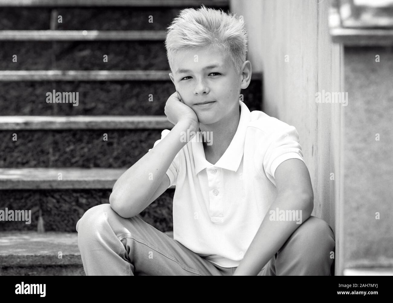 Teen boy thinking portrait young black Banque de photographies et d
