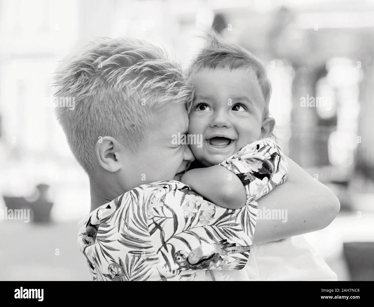 Portrait of caucasian monochrome mignon adorable fratrie garçons se tenant dans la journée ensoleillée à l'extérieur. Famille, aide, support concept Banque D'Images