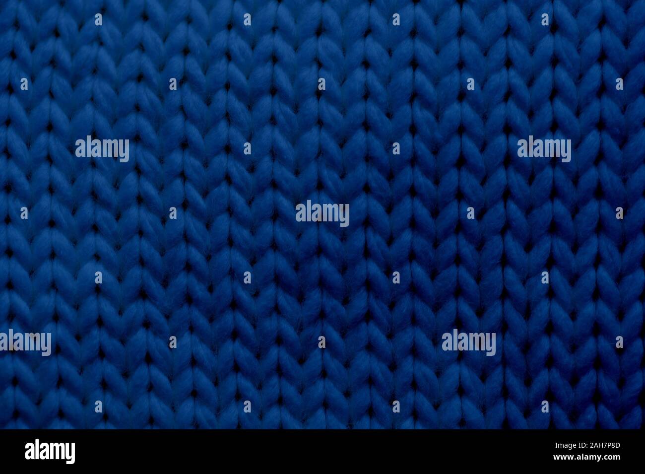 Ton bleu classique écharpe tricotée de texture avec place pour le texte. Trendy couleur 2020 Fermer Banque D'Images