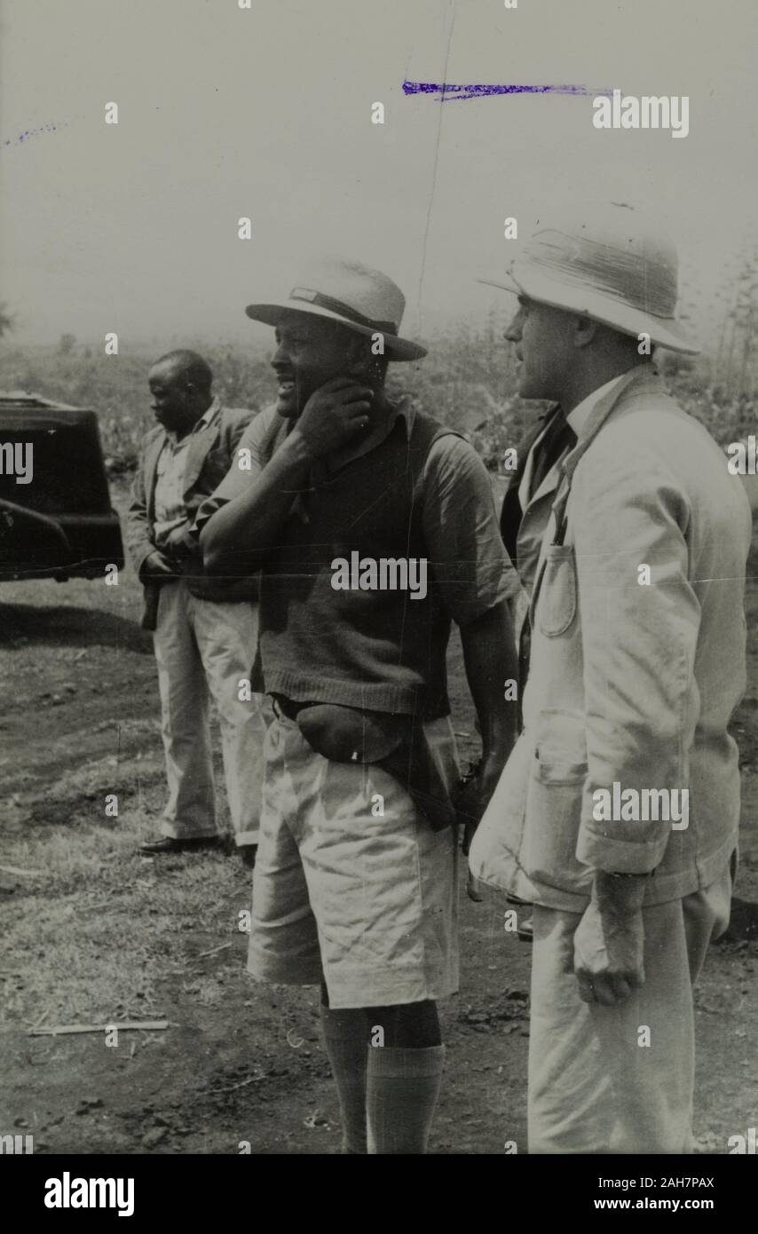 Le Kenya, l'officier du District avec un sergent de la Garde Accueil Kikuyu. Manuscrit original description : officier du District au KG Sergent, 1953. 1995/076/1/1/15/1.32. Banque D'Images
