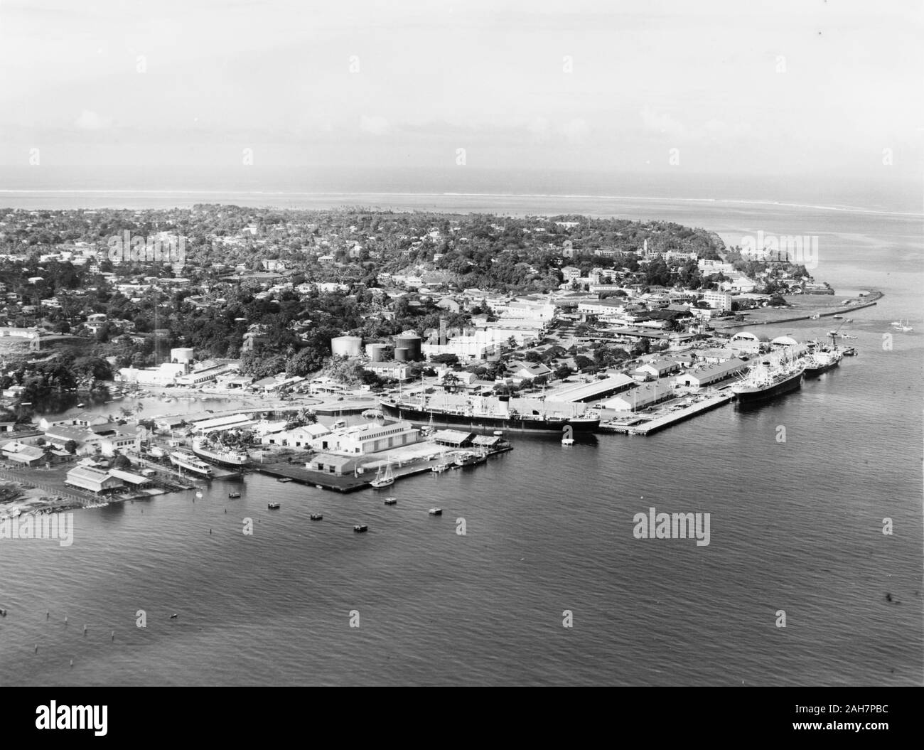 Les Fidji, une vue aérienne de Suva, 1965Sous-titre suivant : une antenne de Suva, la capitale fidjienne, montrant surtout les installations portuaires. , 1965. 2005/010/1/14/6. Banque D'Images