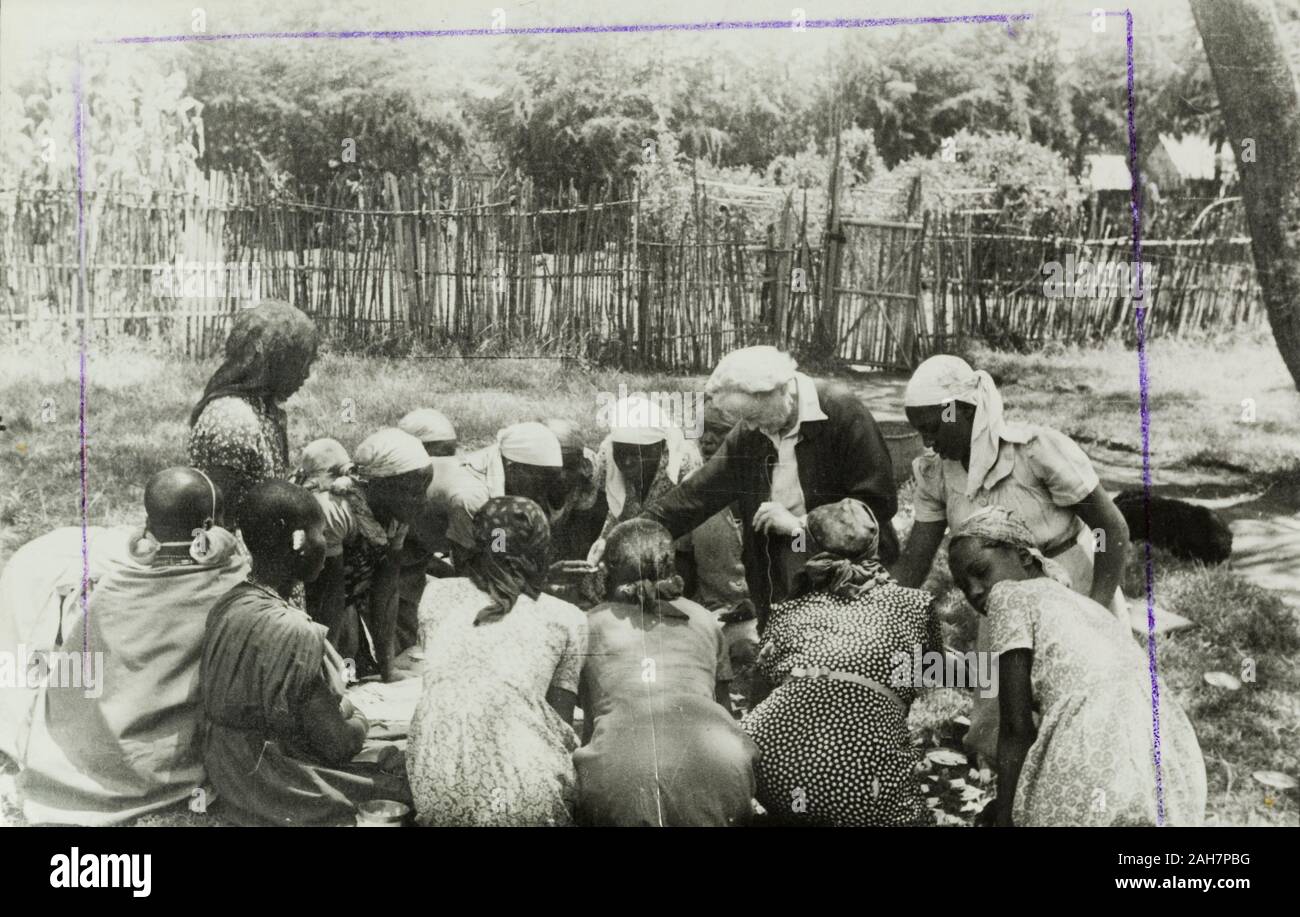 Kenya, Nellie Grant,la mère de Elspeth Huxley, enseigne à une classe de sciences domestiques à l'extérieur pour les épouses des agriculteurs Kikuyu. Manuscrit original Description : Groupe de femmes, 1953 KG. 1995/076/1/1/15/2.37. Banque D'Images