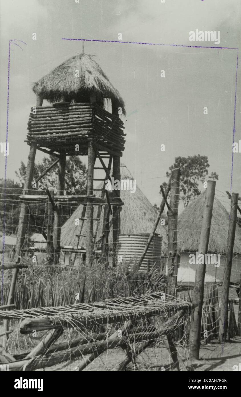 Au Kenya, une tour de guet en bois ou tour d'observation s'élève au-dessus de l'enceinte fortifiée d'un poste de garde à domicile. Manuscrit original description : Un tour d'observation, 1953 KG. 1995/076/1/1/15/5.13. Banque D'Images