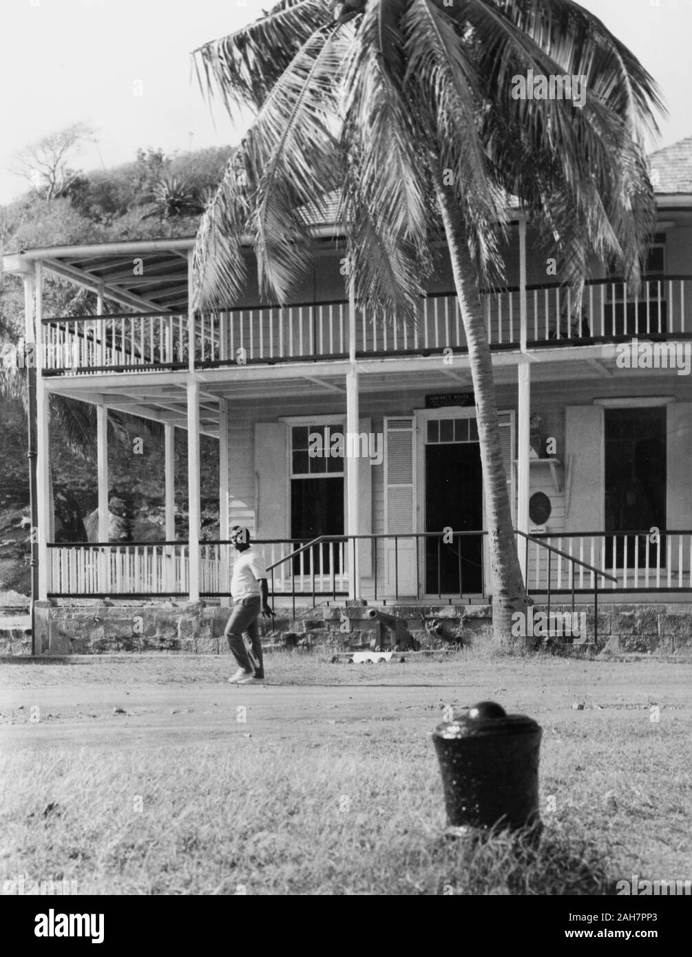 Antigua, Nelson's 'Chambre' dans AntiguaA deux étages bâtiment colonial à Nelson's Dockyard, doté d''une véranda large sur ses étages supérieurs et inférieurs. Une légende originale l'identifie comme Vice-amiral Horatio Nelson's house, et commentaires : "C'était de là que Nelson a entrepris de vaincre la flotte française". English Harbour, Antigua, 1965, 1965. 2005/010/1/13/6. Banque D'Images