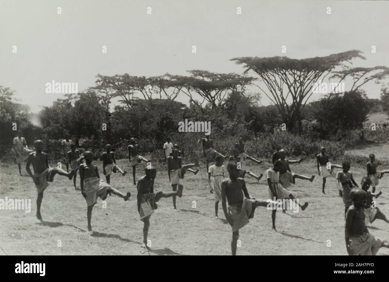 Au Kenya, les enfants effectuent des exercices coordonnés dans un village sécurisé mis en place pour les familles de la Home Guard Kikuyu. Manuscrit original légende : les écoliers de KG village sécurité, 1953. 1995/076/1/1/15/6.36. Banque D'Images