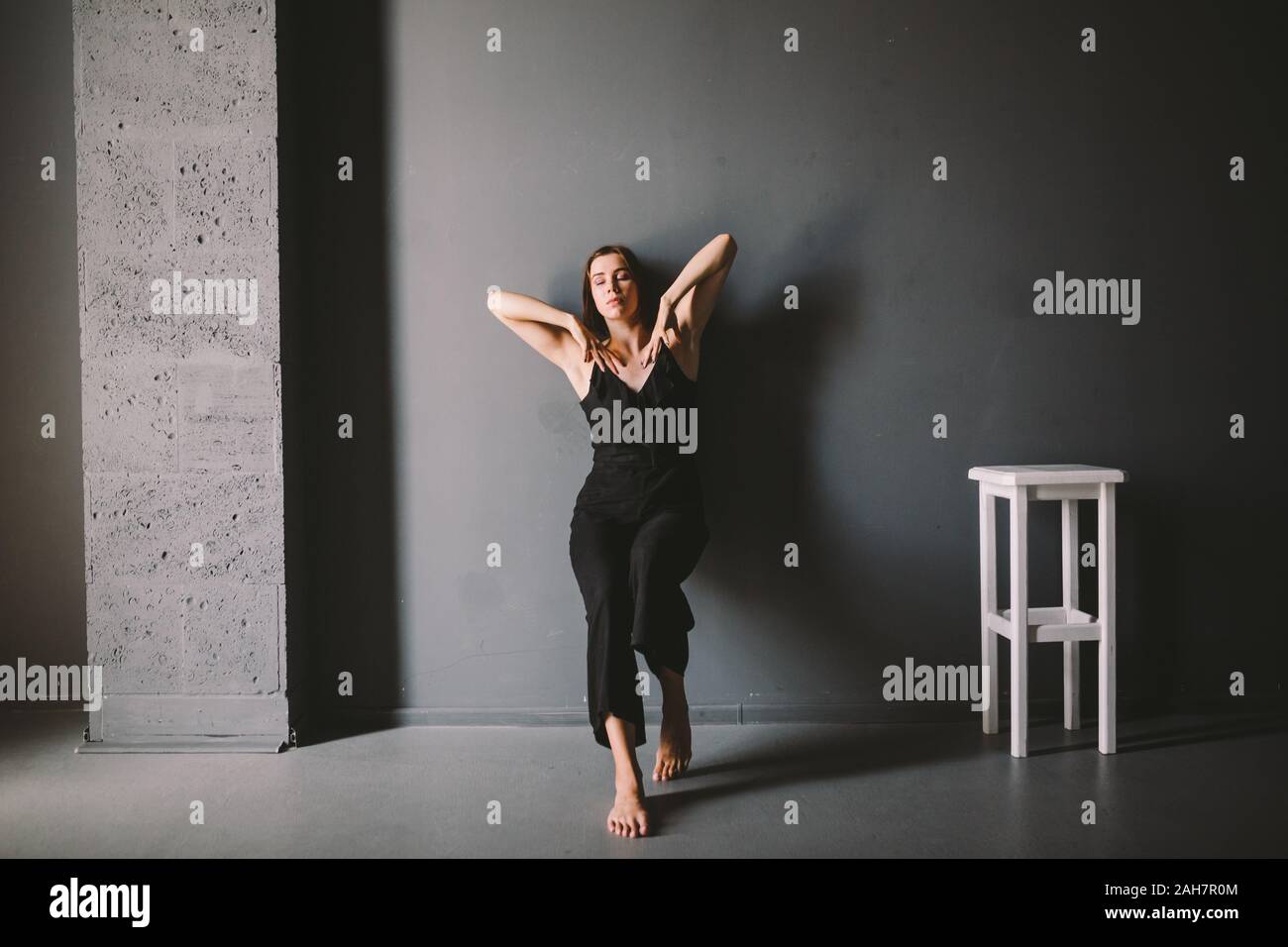 Theme Social De Femmes La Solitude Est La Souffrance De La Douleur Abastration De Violence Domestique Masculine Belle Jeune Femme De Race Blanche De Noir Etrange Photo Stock Alamy