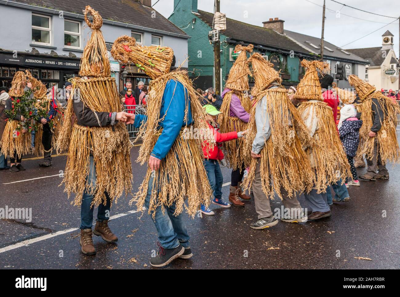 Carrigaline, Cork, Irlande. 26 Décembre, 2019. Membres de Carrigaline Comhaltas habillés en garçons de paille une danse du tambour à main 16 sur la rue Main, dans le cadre de la journée anniversaire à Carrigaline, Espagne.- Crédit ; David Creedon / Alamy Live News Banque D'Images