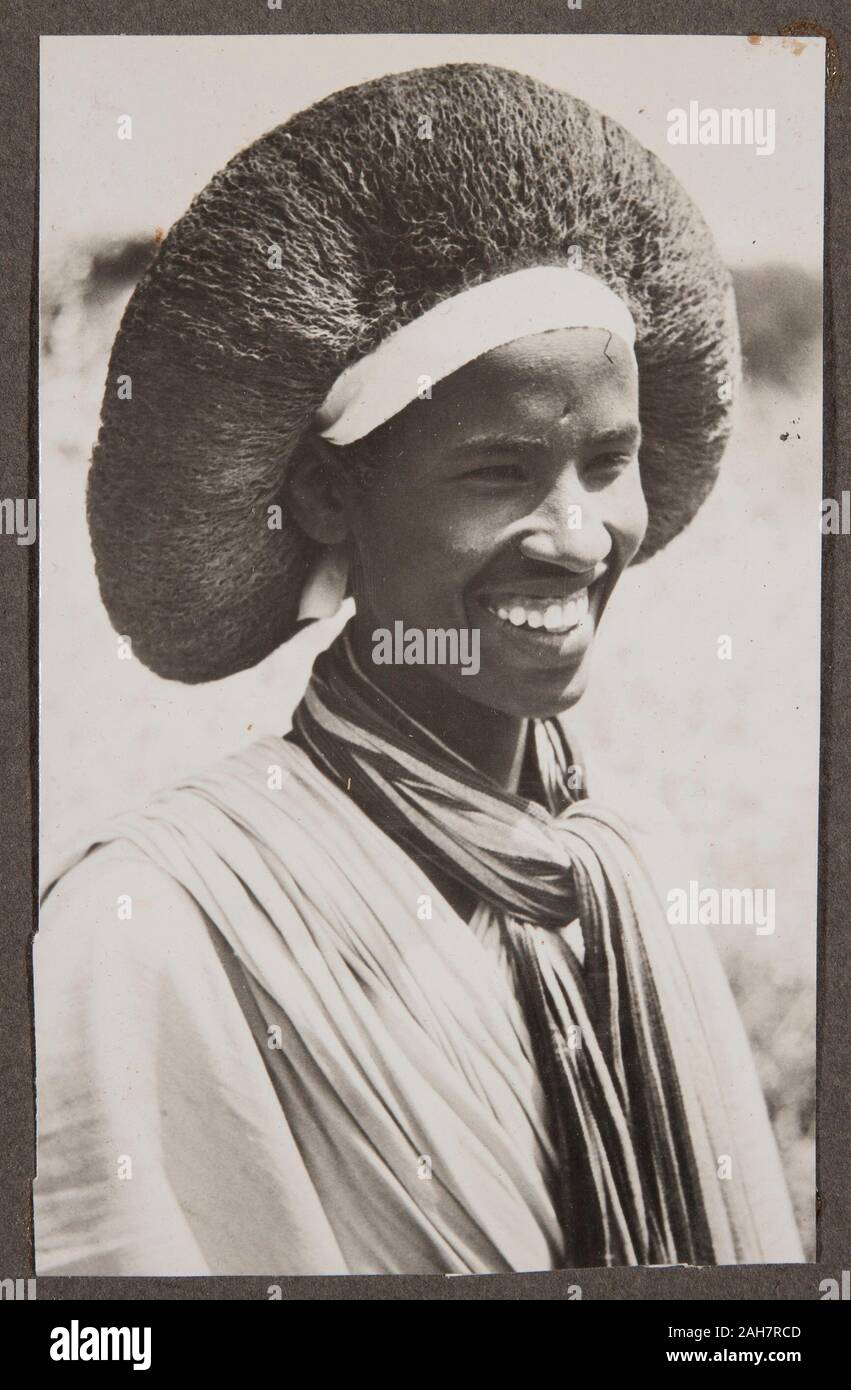L'Érythrée, Portrait of a smiling man de la tribu de l'Érythrée, Kunama vers 1940. 2000/084/1/1/3/88. Banque D'Images