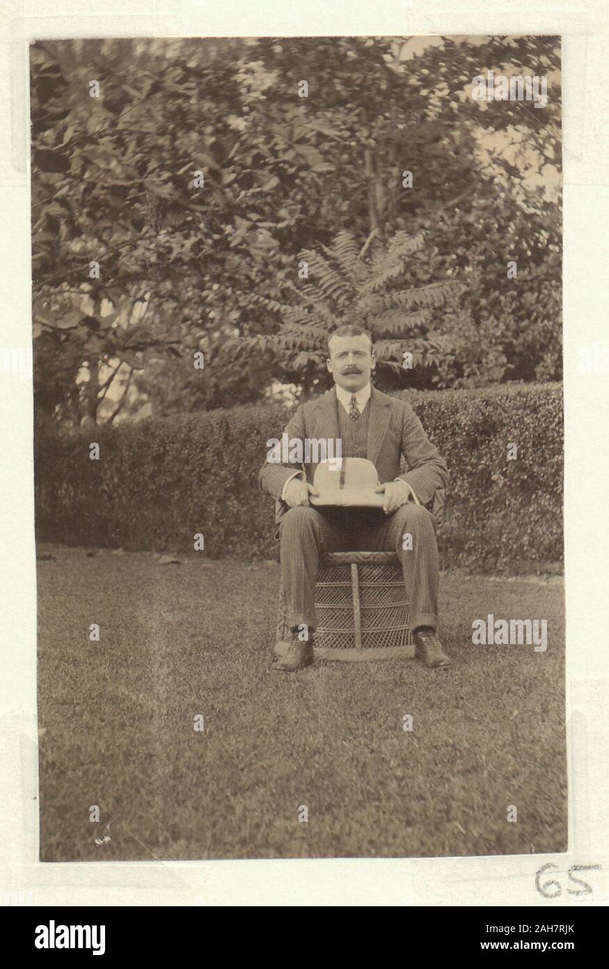 L'Inde, Portrait d'un homme assis sur une chaise en osier, tenant un casque colonial, vers 1905. 2003/071/1/1/3/65. Banque D'Images
