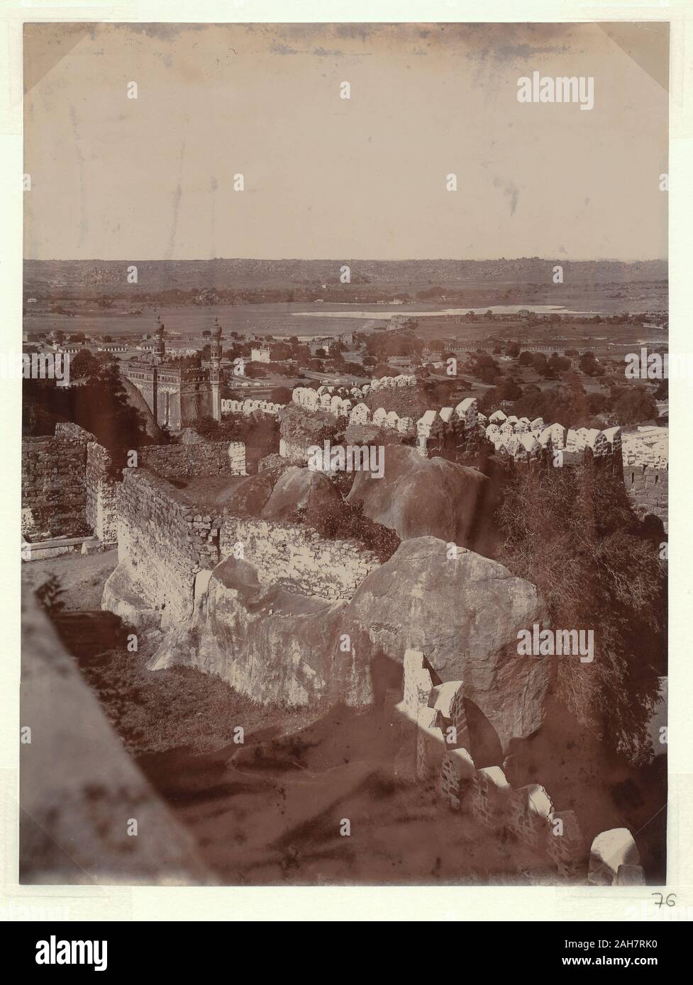 L'Inde, vue prise au Fort Golkonda, Hyderabad, regardant vers le bas sur les anciens bâtiments ci-dessous.Caption sur marche arrière : vue depuis le plateau GolkondaRs Bala 2/-, vers 1905. 2003/071/1/1/3/76. Banque D'Images