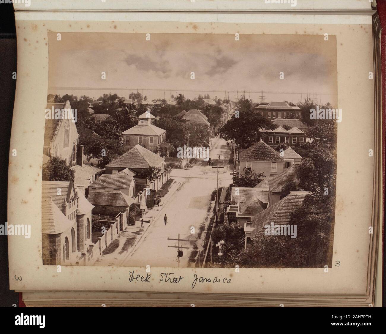La Jamaïque, longue rue bordée de maisons et une église. Mer et mâts de navire sur l'horizon. Sous-titre suivant : '[Deck ?] Street, la Jamaïque", vers 1860. 2005/001/151/3. Banque D'Images