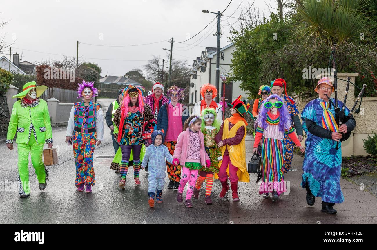 Carrigaline, Cork, Irlande. 26 Décembre, 2019. Carrigaline Wren Boys arrivent sur Main Street dans le cadre de la journée anniversaire à Carrigaline, Espagne. - Crédit ; David Creedon / Alamy Live News Banque D'Images