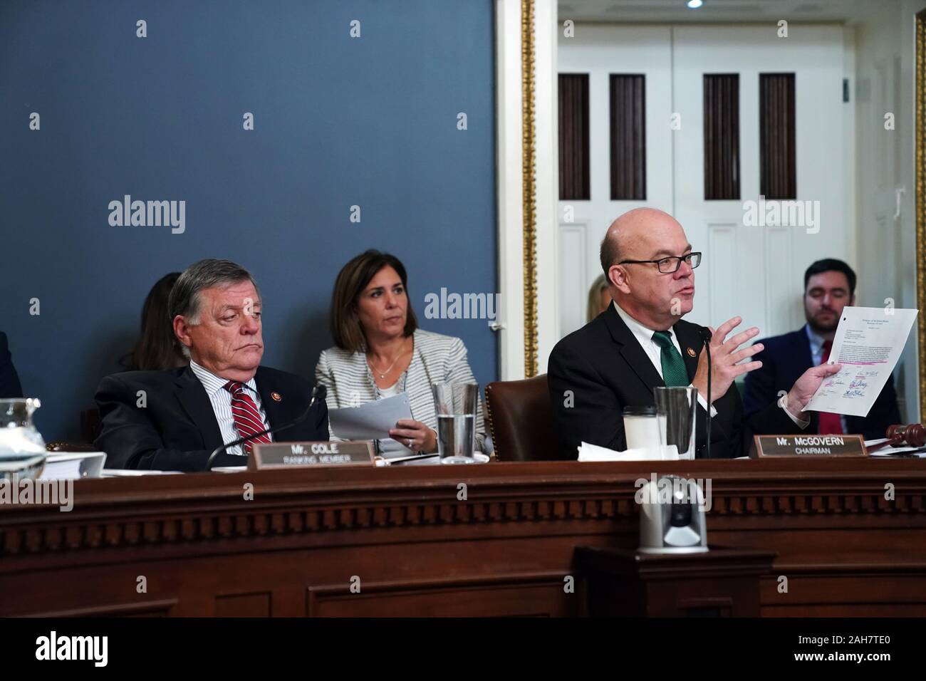 Représentant des États-Unis Tom Cole (républicain de l'Oklahoma), membre de la Chambre, du règlement, de la gauche, et le représentant James McGovern (démocrate du Massachusetts), Président de la Chambre, du règlement, de droit, à une réunion de la commission du règlement de la chambre d'envisager H. Res. 755 'invalider Donald John Trump, président des États-Unis, pour crimes et délits majeurs' sur la colline du Capitole à Washington, DC Le 17 décembre 2019. Credit : Erin Schaff / Piscine d'utilisation dans le monde entier via CNP | Banque D'Images