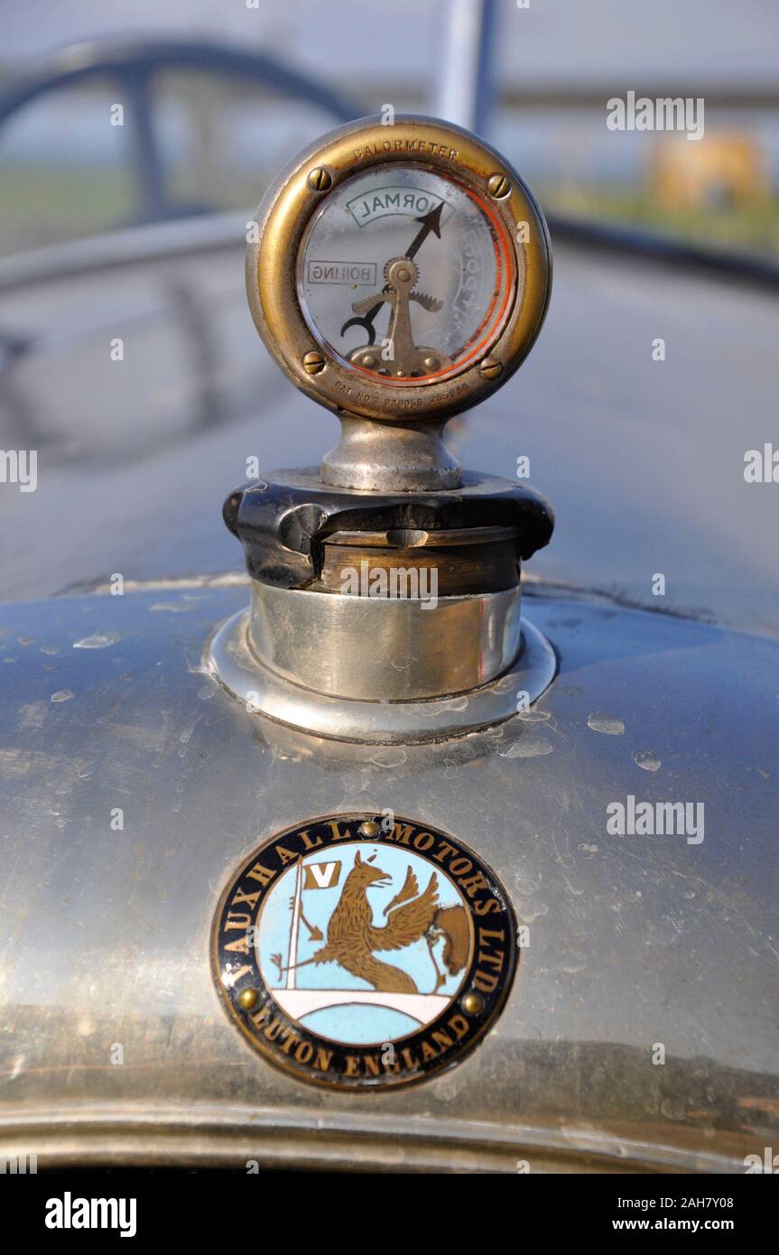 Bouchon de radiateur avec jauge de température sur un millésime 1920 Vaukhall tourer car.Dorset, Angleterre, RU Banque D'Images