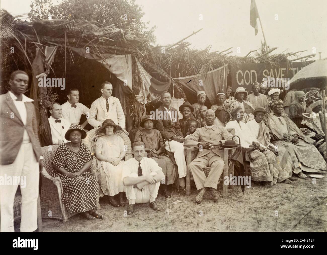 Le Nigeria, le marquage au verso : 'l'Empire Day, 1924 Badagry'. Portrait de groupe informel des Africains et des Européens à l'Empire Day célébrations à Badragry. Le groupe comprend des employés européens de Miller Frères et la Société africaine de l'huile de noix et un prêtre Africain, 1924. 2/29/2000/098. Banque D'Images