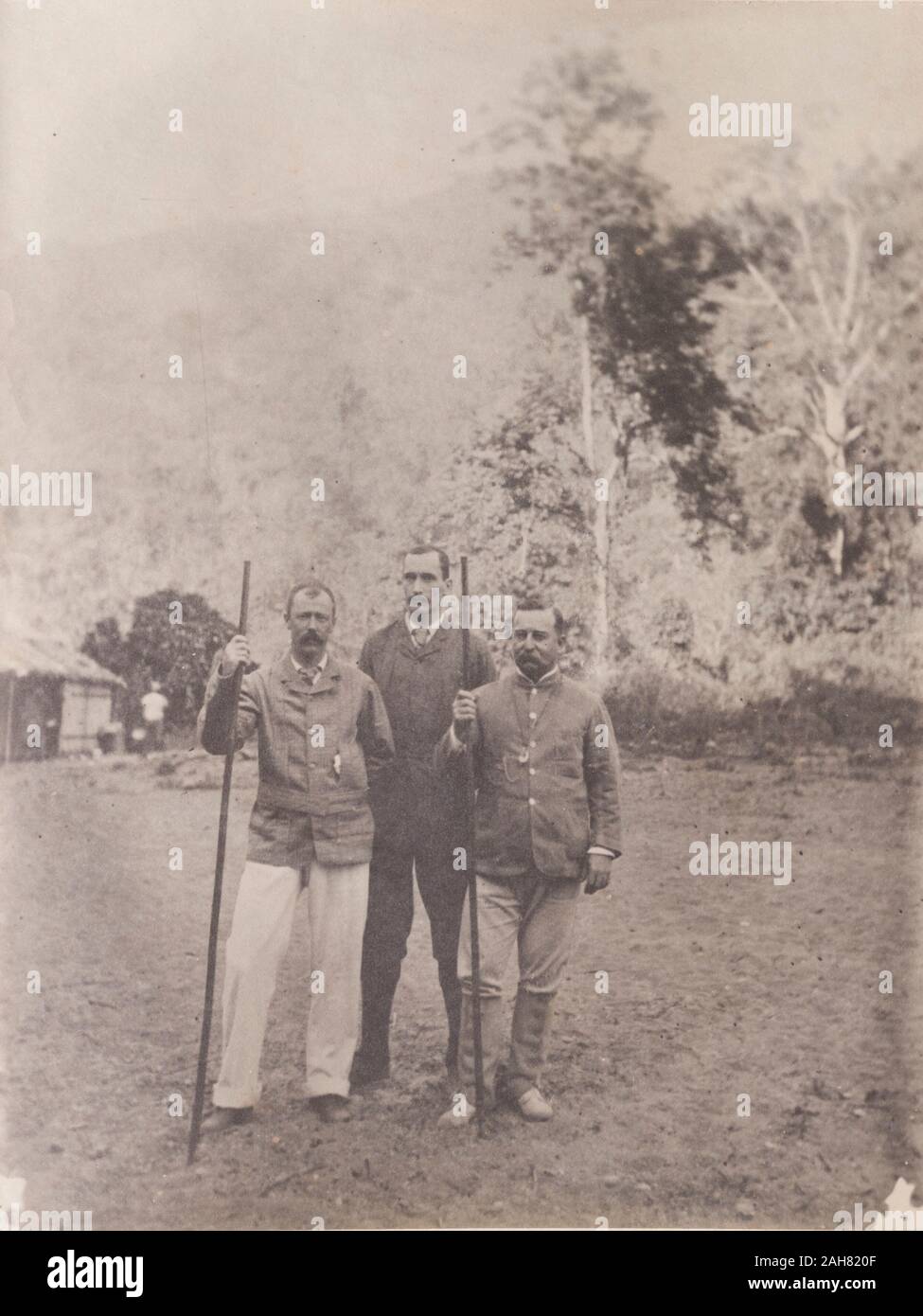 BurmaMyanmar Infomal, portrait de S.A.H. Sitwell et ses deux collègues européens dans les collines Chin (Rakhine Yoma), une chaîne de montagnes le long de la frontière entre l'ouest du Myanmar et de l'Assam. Manuscrit original légende : A.D. Kiernander S.A.H. Sitwell I.A. Le HoughIn Chin Hills, l'Arakan, janvier 1897, janvier 1897. 2003/071/1/1/2/33. Banque D'Images