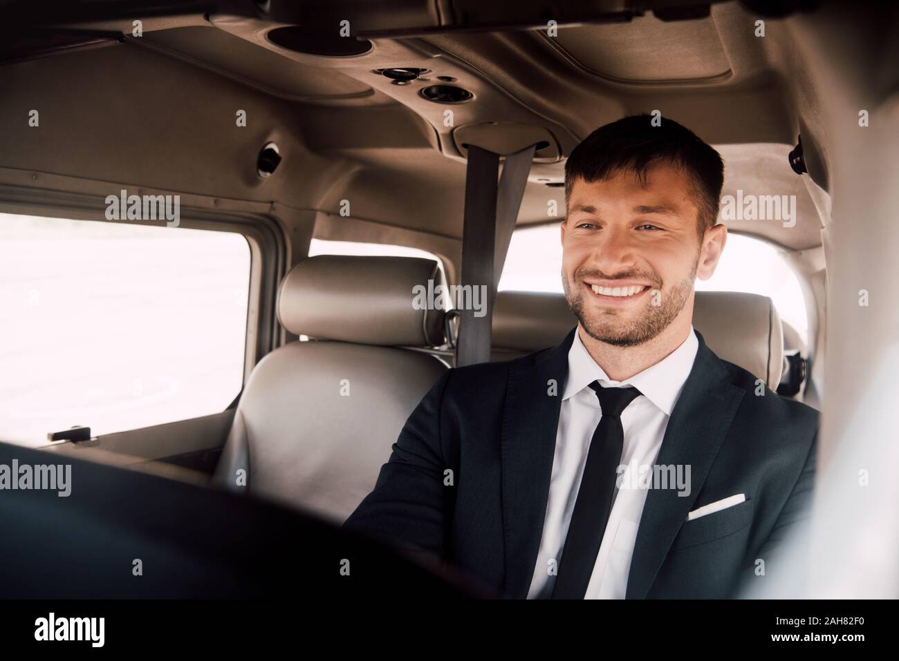 Pilote barbu souriant dans l'usure formelle dans le plan de séance Banque D'Images