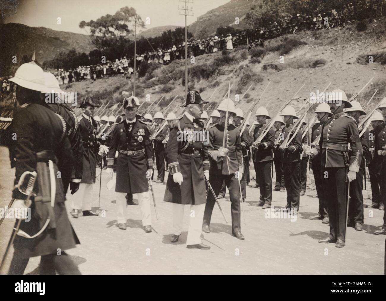 L'Afrique du Sud, le duc de Connaught inspecte une garde royale d'honneur qu'ils présentent les armes, suivi par une foule de spectateurs. D'abord été décrite comme ayant lieu à Bloemfontein, cependant les photographies ressemblent plus à Cape Town, 1910. 1995/076/1/4/1/27. Banque D'Images