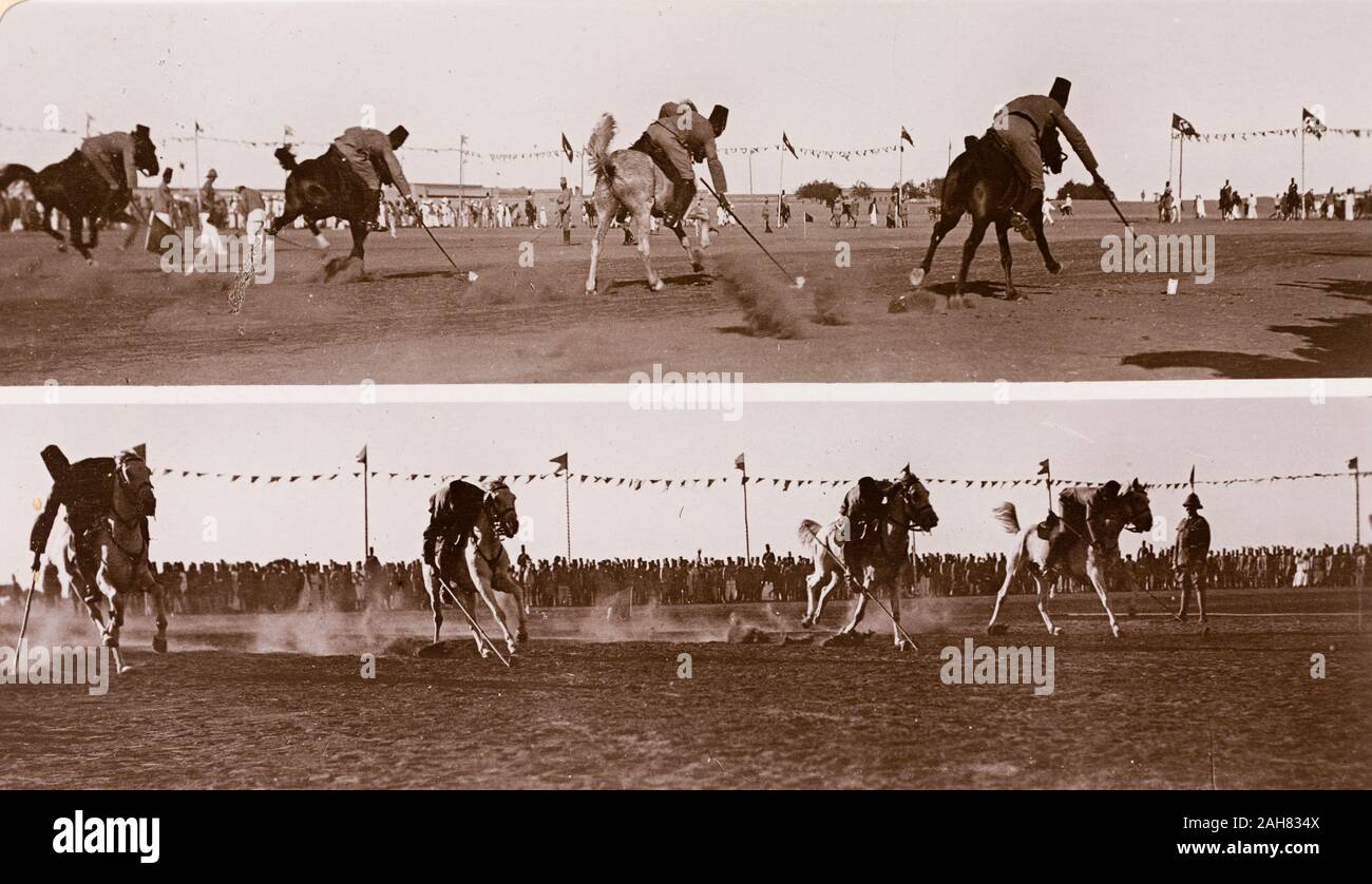 Soudan, imprimé sous-titre suivant : 'indexation tente de cavalerie. Publié par G N Morhig, la pharmacie, Khartoum. Copyright 233'. Une foule de badauds regarder comme quatre cavaliers soudanais de l'armée anglo-égyptien s'engager dans une "tente-bloquer la concurrence". 'Tente-laying' est un sport qui exige de la cavalerie traditionnelle au pilote d'aller chercher les petites cibles au sol à l'aide d'une épée ou lance tout en équitation au galop, [c.1906]. 2003/222/1/2/17. Banque D'Images