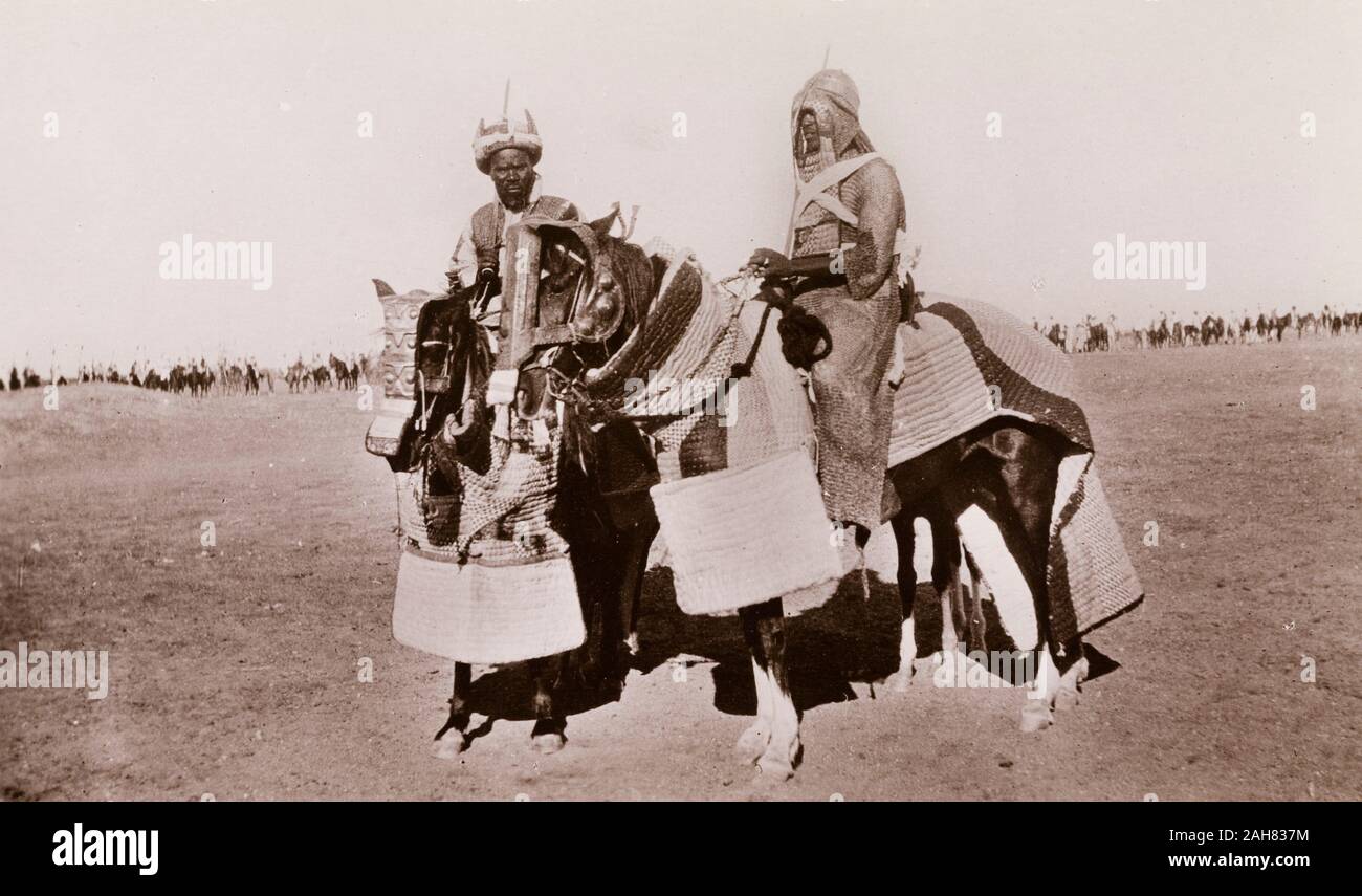 Soudan, imprimé sous-titre suivant : 'Les guerriers arabes, à l'ouest de Kordofan. Publié par G N Morhig, la pharmacie, Khartoum. Copyright 245'. Portrait de deux soudanais guerriers à cheval, placé en face d'une ligne de cavalerie montée à l'horizon. Les hommes sont habillés en costume traditionnel de guerrier ; leurs chevaux équipés de revêtements protecteurs et gardiens nez matelassé, [c.1906]. 2003/222/1/2/45. Banque D'Images