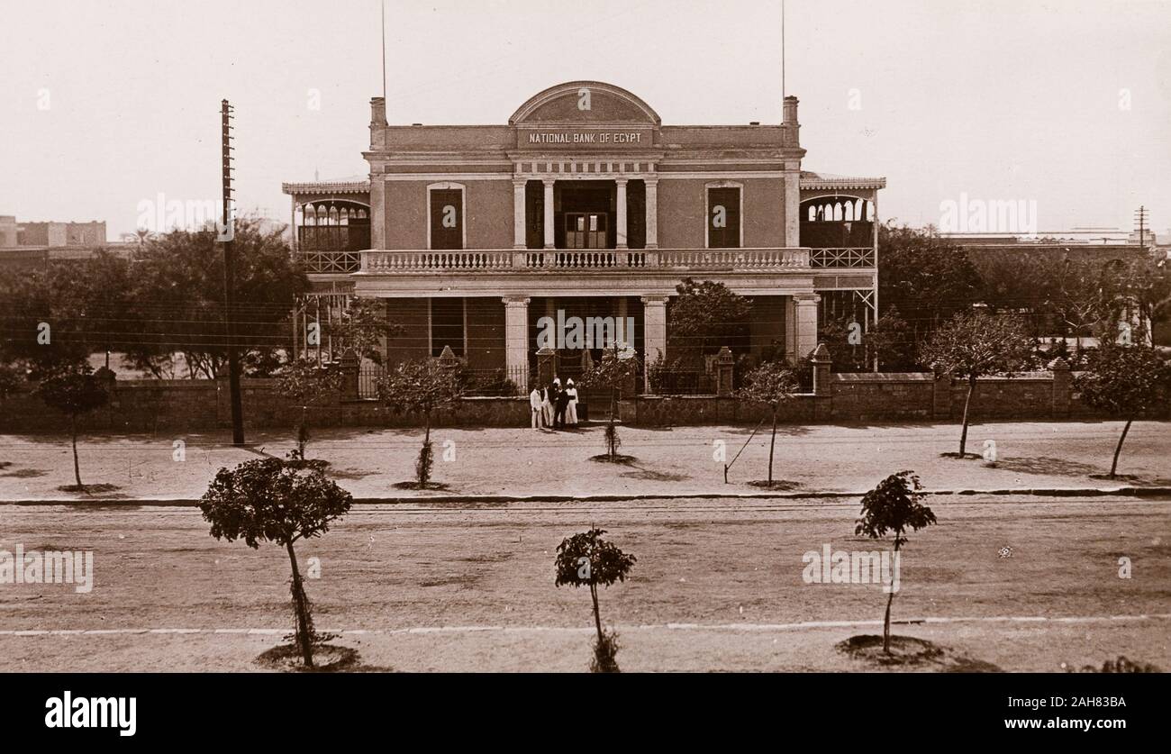 Soudan, imprimé sous-titre suivant : 'Banque nationale d'Egypte, Khartoum. Publié par G N Morhig, la pharmacie, Khartoum. Copyright 213'. Vue extérieure de la façade de la Banque nationale d'Egypte à Khartoum. Le bâtiment de deux étages, construit en 1901, dispose d'une véranda à colonnes et un jardin clos, [c.1906]. 2003/222/1/1/28. Banque D'Images