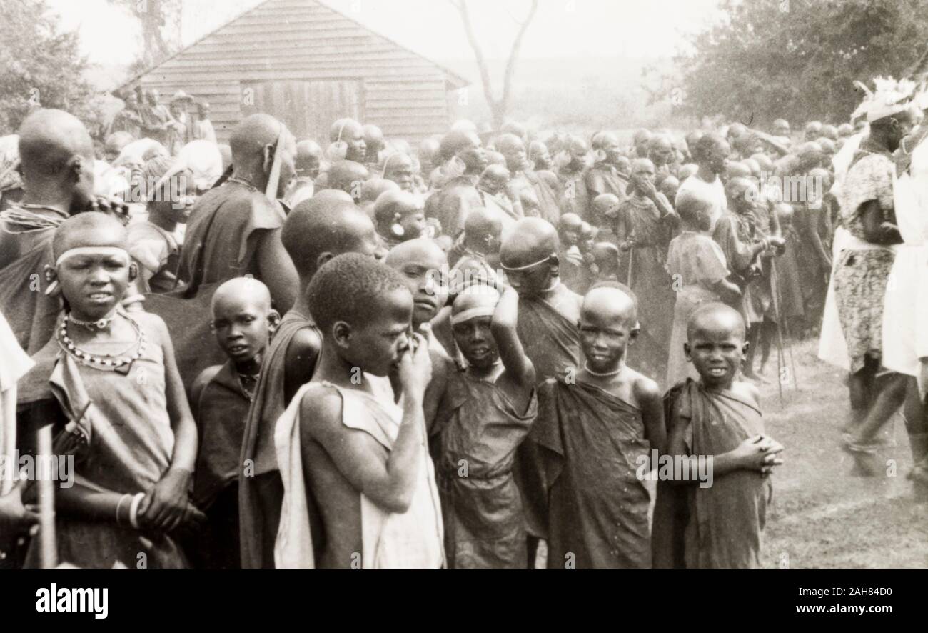 Au Kenya, une foule de personnes avec enfants en premier plan, peut-être regarder un spectacle en plein air, 1933-1934. 1995/076/1/1/12/1. Banque D'Images