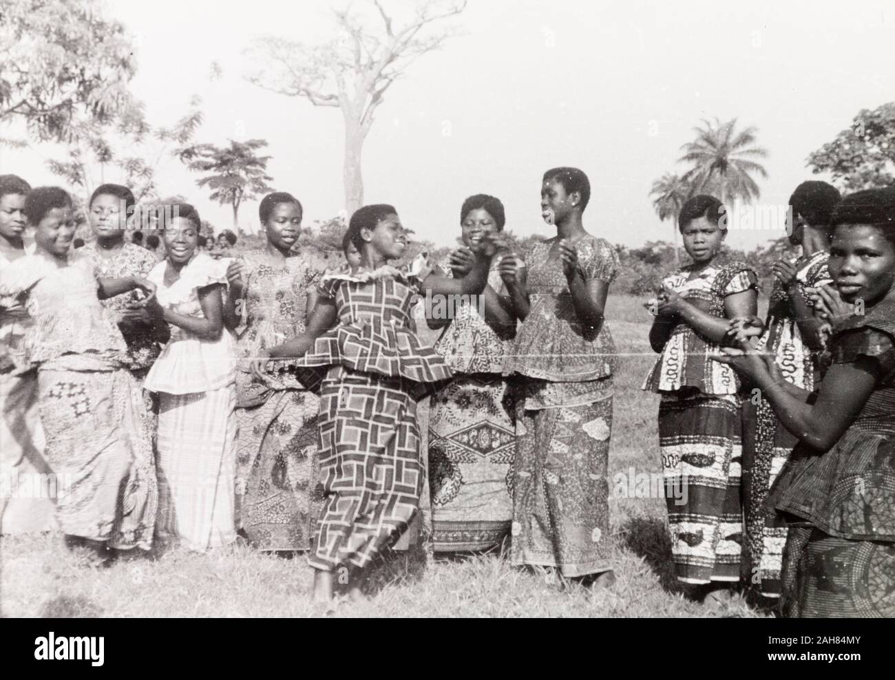 CoastGhana d'or, les étudiantes d'une formation d'enseignants clap et chanter tandis que l'un des groupe exécute un traditionnel Ashanti (Ashanti) la danse. Manuscrit original légende : Enseignants-à-danser, Ashanti, 1951-1952. 1995/076/5/2/2/77. Banque D'Images