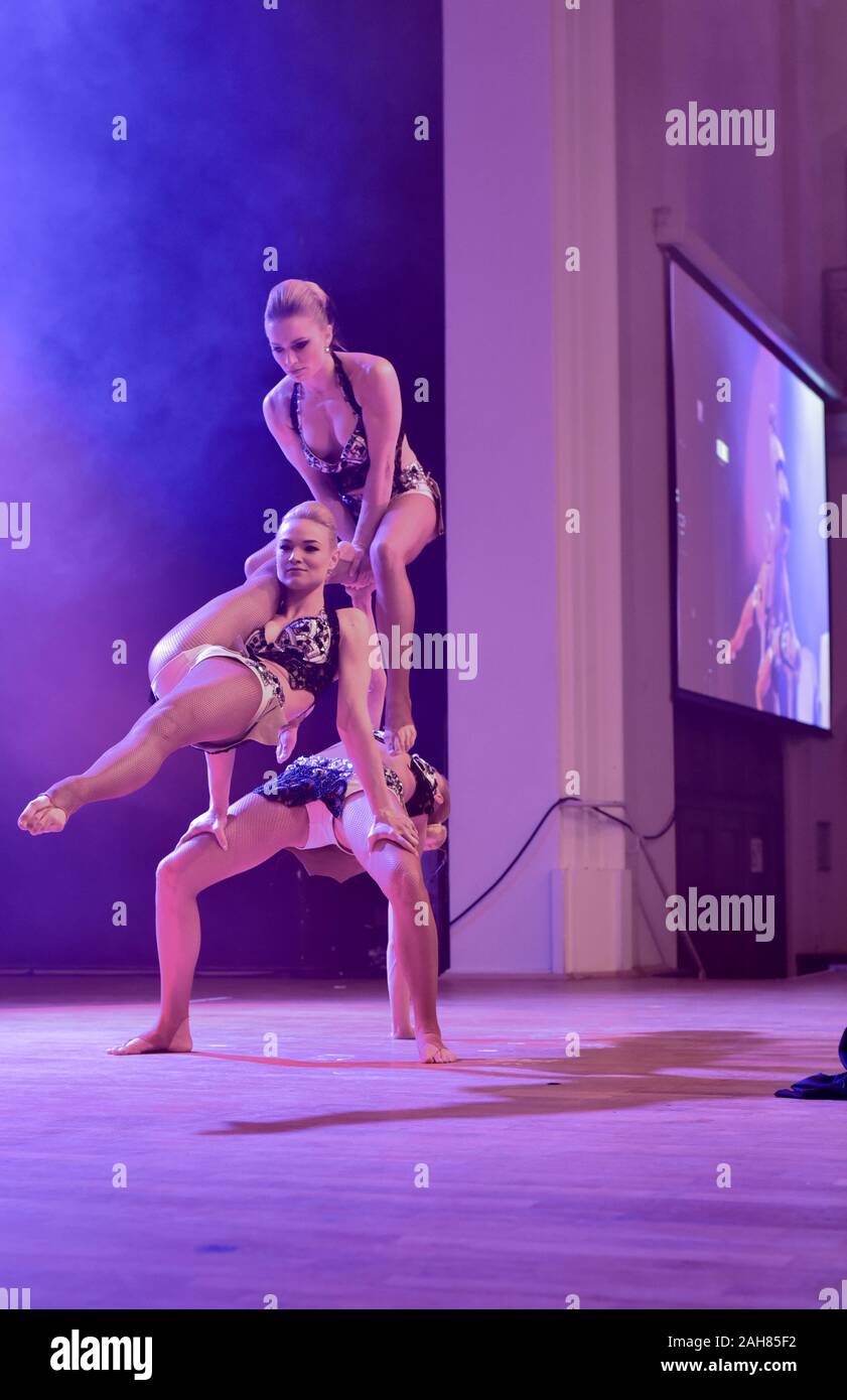 Filles de ballet public divertissant Banque D'Images