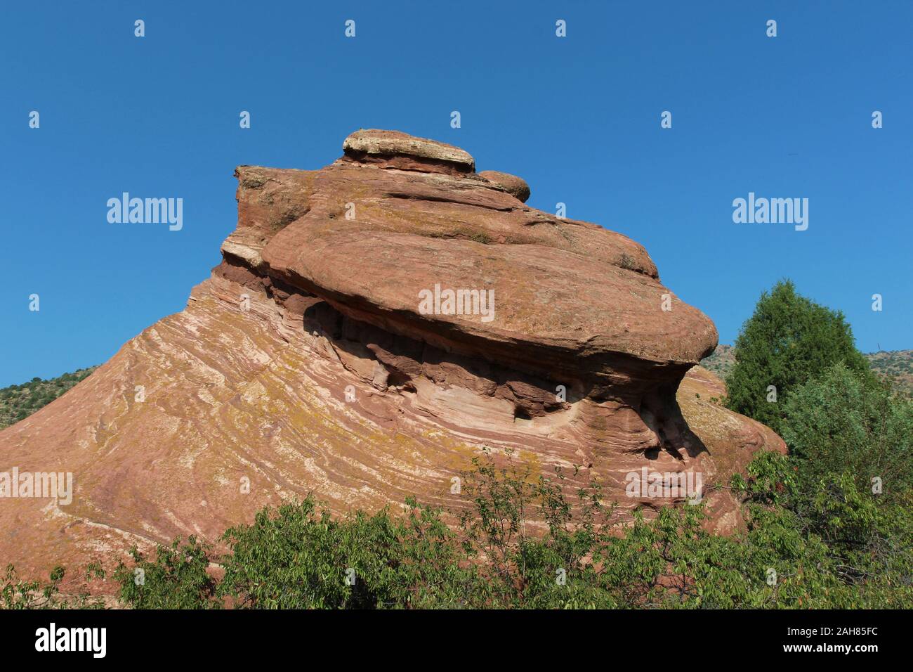 Une grande formation de grès rouge, circulaire sur le Trading Post Trail, Red Rocks Park, Colorado, USA Banque D'Images