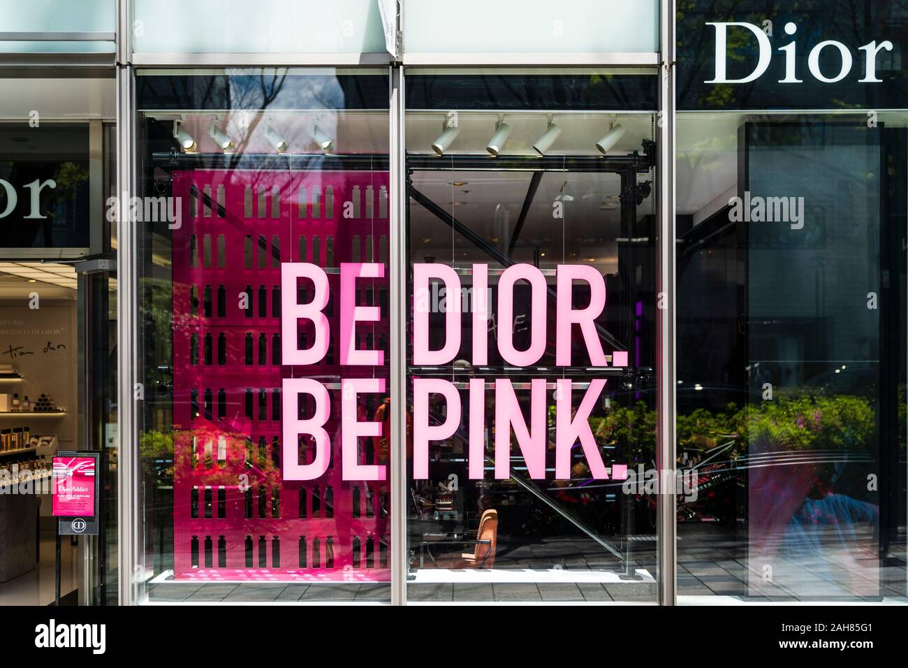 Dans la fenêtre du magasin Dior Omotesando Hills Shopping Complex, Tokyo. L 'être Dior. Être Pink' pour le rouge à lèvres Dior Addict Shine stellaire logo pour la campagne. Banque D'Images