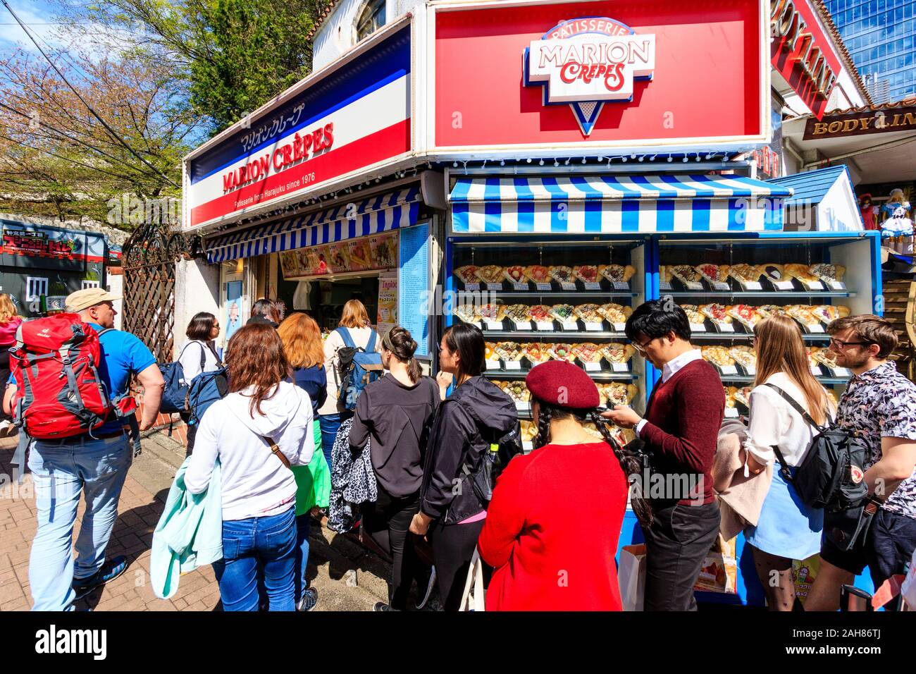 Les touristes japonais et étrangers queue devant la célèbre Marion Crêpes plats à emporter et restaurant à Takeshita Street à Harajuku, Tokyo. La journée. Banque D'Images