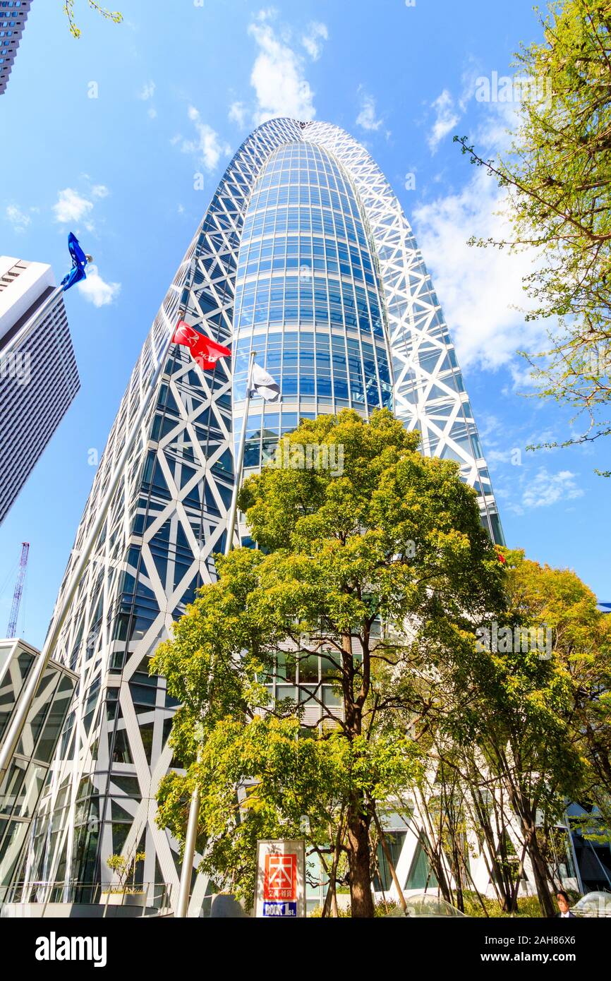 Jusqu'à la mode Gakuen Cocoon à la Tour, aussi appelé le cocon géant, avec un arbre au premier plan. Le printemps avec ciel bleu. Shinjuku, Tokyo. Banque D'Images