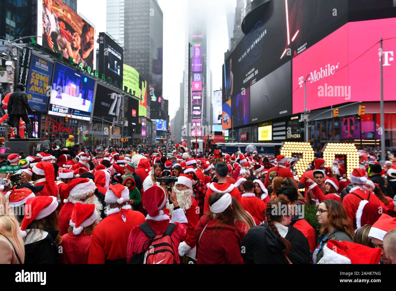 Des centaines de personnes participent à SantaCon NY, un pub crawl annuel dans lequel les gens vêtus de costumes du Père Noël ou que d'autres personnages de Noël pa Banque D'Images
