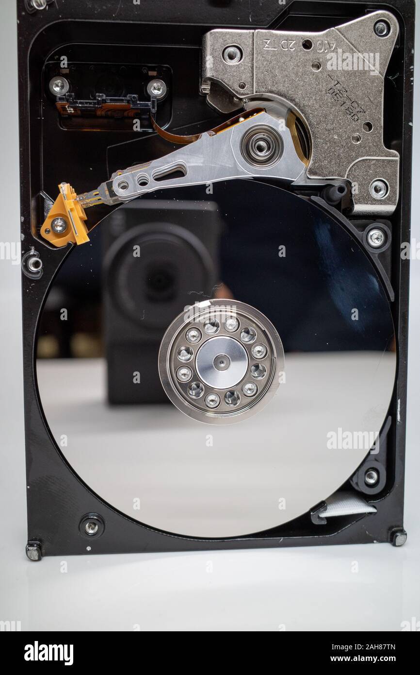 Une borne vissée sur le disque dur montre le fonctionnement interne d'un disque  dur Photo Stock - Alamy