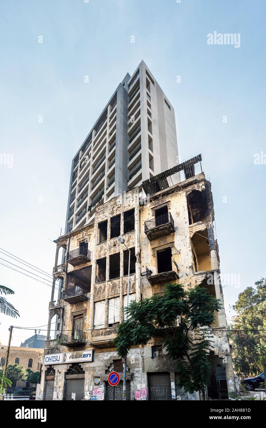 Vieux bâtiment endommagé par la guerre civile libanaise et gratte-ciel moderne, Sodeco, Beyrouth, Liban Banque D'Images