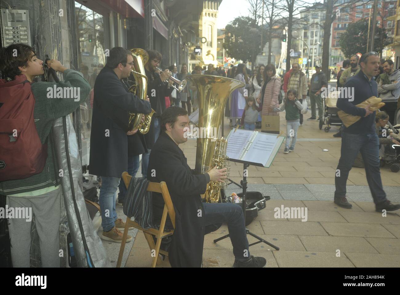 Des musiciens de rue dans le Nord de l'Espagne, par pasakdek Banque D'Images