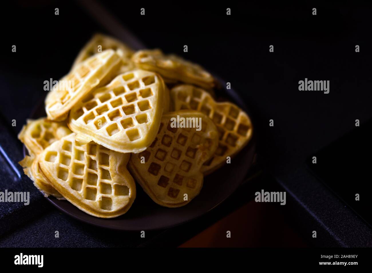 Gaufres viennois au four en forme de coeur allongé glisse sur une plaque Banque D'Images