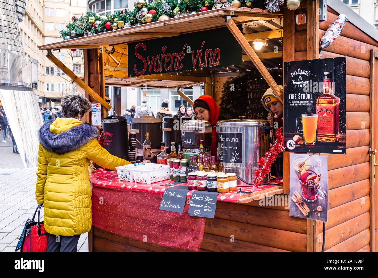 Prague, République tchèque, 12 Décembre 2019 : la préparation gluh vins et autres breuvages au marché de Noël dans le centre de Prague Banque D'Images