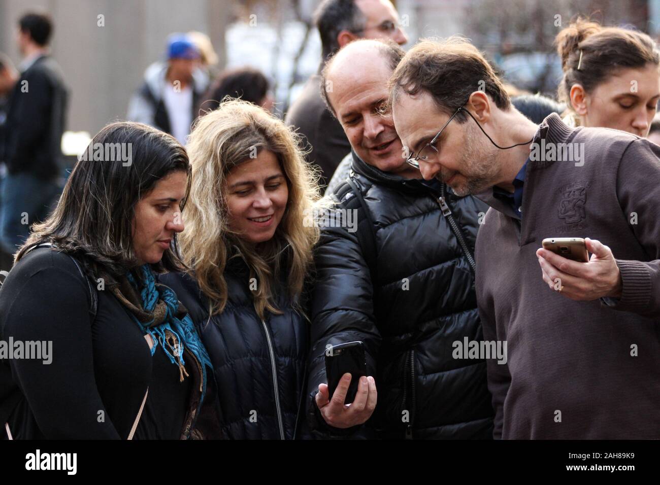 Amis couple looking at mobile phone Banque D'Images